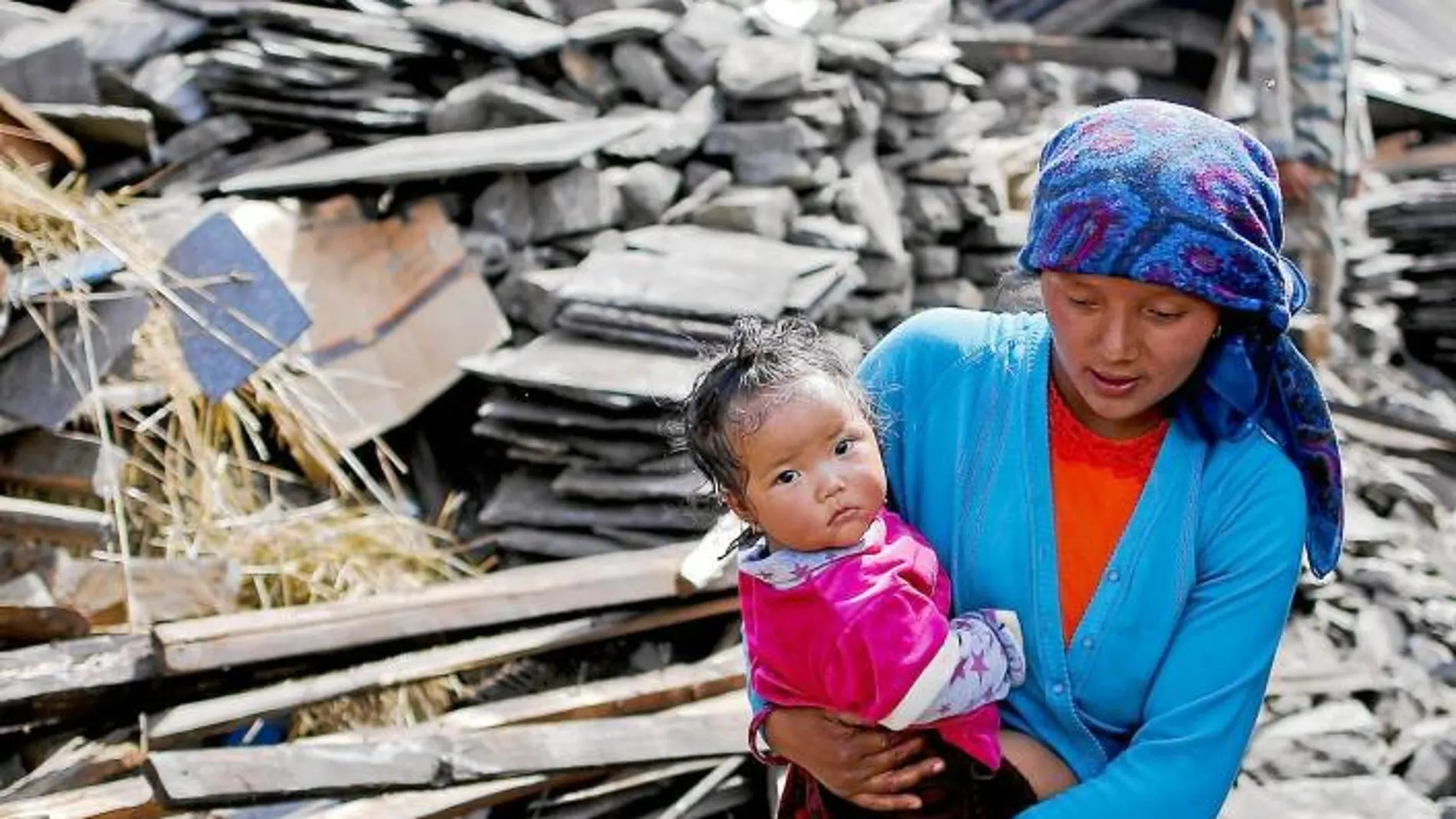 Otro bebé víctima del terremoto, junto a su madre, en Katmandú