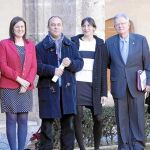 María José Catalá y Felipe Garín con algunos de los artistas que expondrán en el Consorcio de Museos de la Comunitat