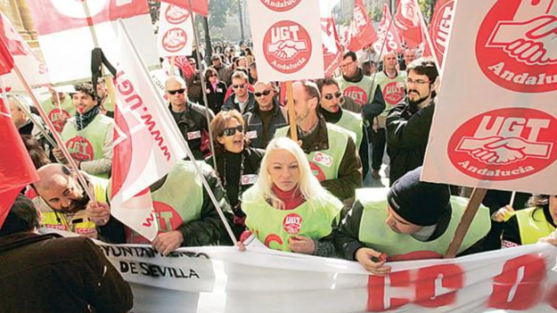 Gobierno local y sindicatos «matizan» el acuerdo laboral para evitar la huelga