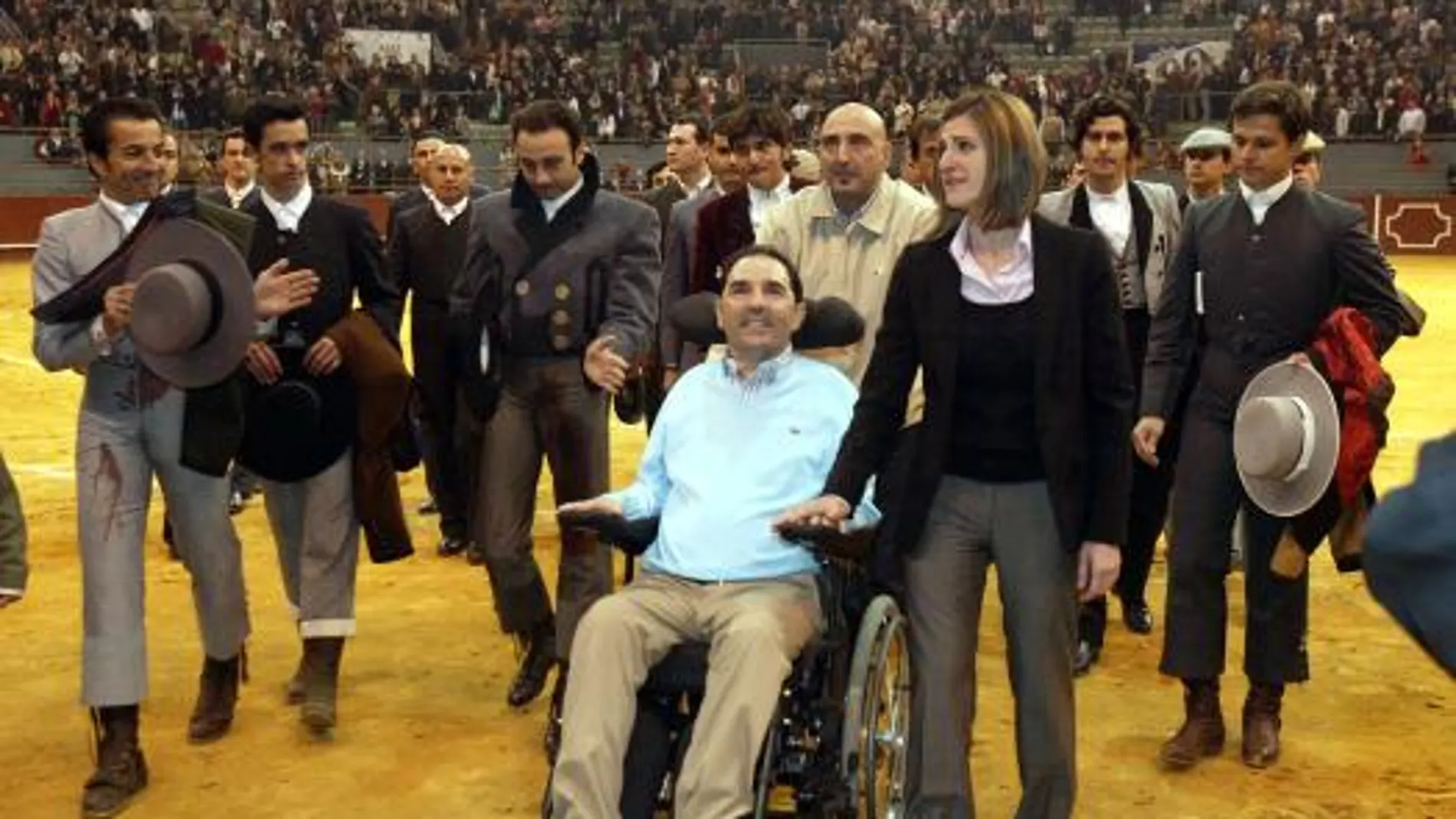 Adrián Gómez, junto a su mujer y las figuras en su festival de homenaje
