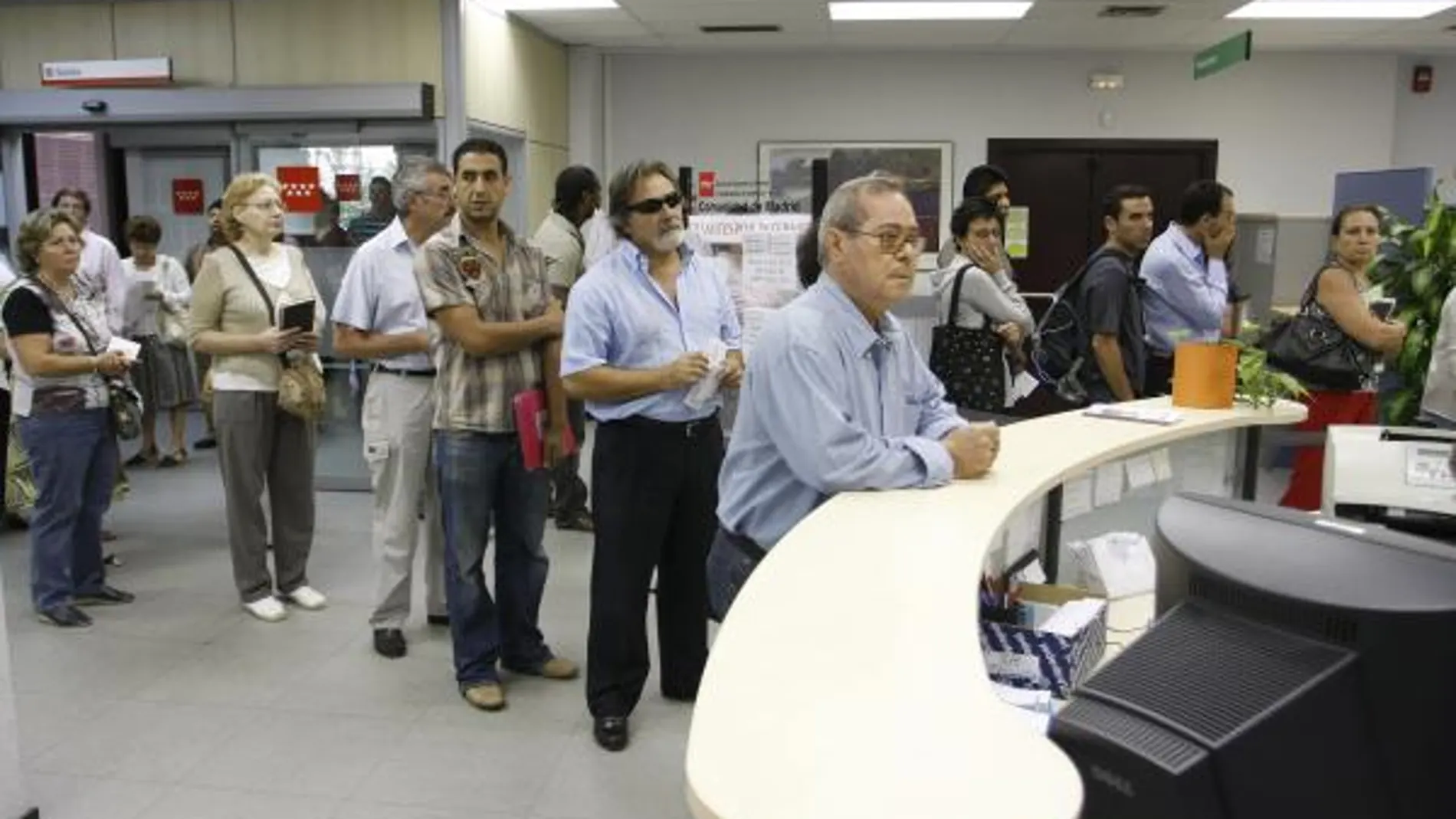 El sector servicios sigue destruyendo empleo, al caer un 6,5% en marzo