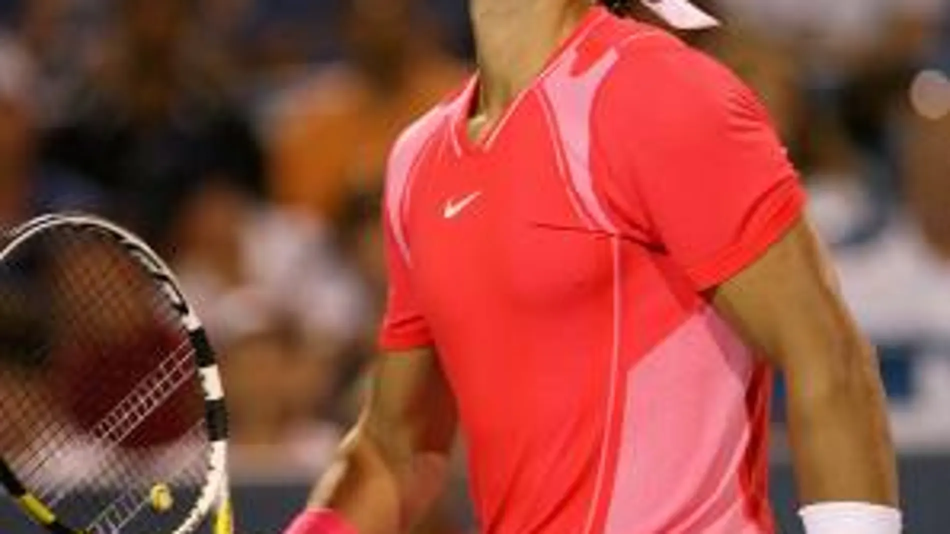 El tenista español Rafael Nadal gesticula después de perder una bola ante el chipriota Marcos Baghdatis
