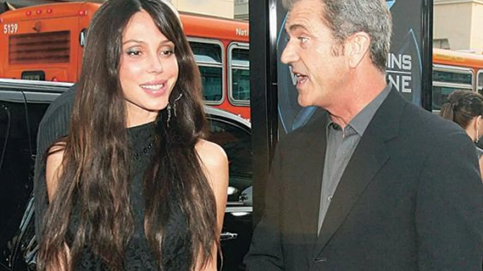 Mel Gibson presenta en público a su nueva novia