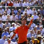 El tenista serbio Novak Djokovic sirve la bola al español Rafael Nadal, durante el partido