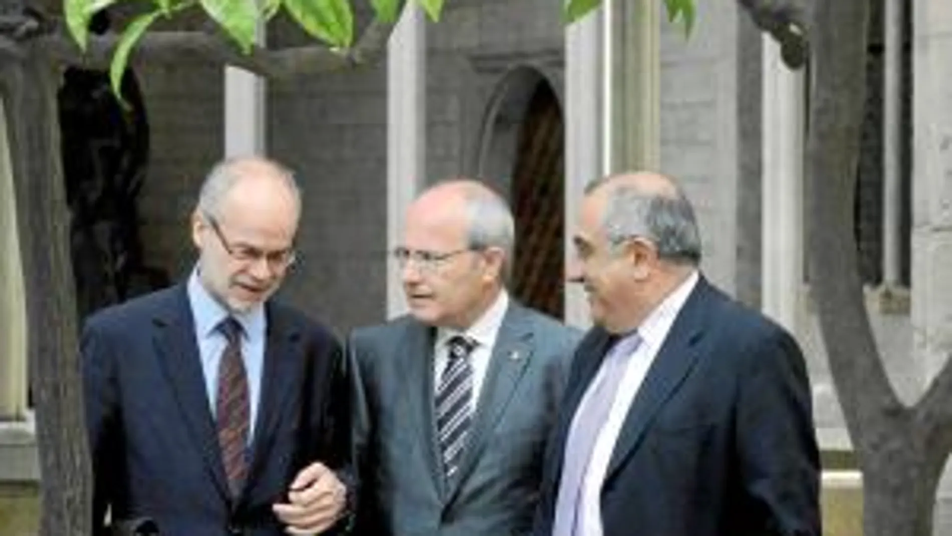 El consejero de Economía, Antoni Castells; el president Montilla; y el consejero de Obras Públicas, Joaquim Nadal, ayer en la Generalitat