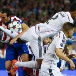 El defensa uruguayo del Atlético de Madrid Godín (i) pelea un balón con el francés Varane, del Real Madrid.