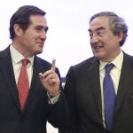 Los presidentes de las patronales CEOE y Cepyme, Juan Rosell (d) y Antonio Garamendi (i), momentos antes de la reunión del comité ejecutivo y la junta directiva de la CEOE