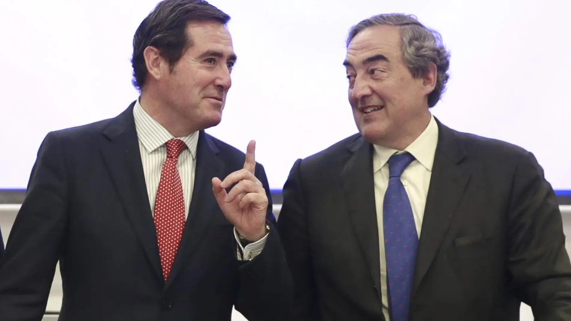 Los presidentes de las patronales CEOE y Cepyme, Juan Rosell (d) y Antonio Garamendi (i), momentos antes de la reunión del comité ejecutivo y la junta directiva de la CEOE