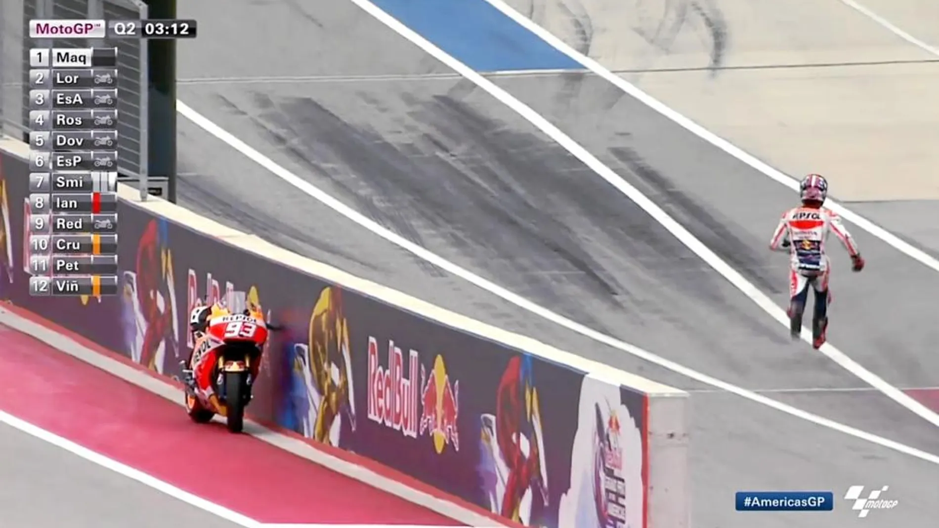 Cuando afrontaba su segunda tanda en la Q2, una señal de error se encendió en su moto. La dejó, corrió a por la otra y superó los tiempos de Dovizioso y Lorenzo