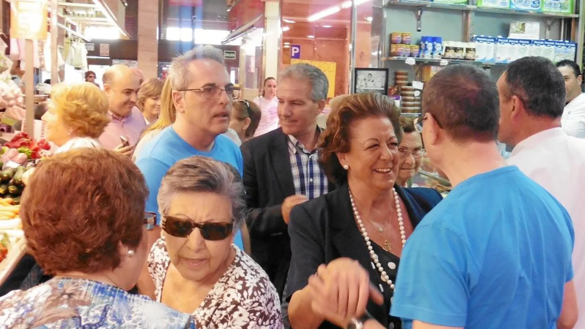 Rita Barberá sorprendió ayer repitiendo visita al mercado del Cabanyal, donde había sido objeto de escrache por parte de Compromís