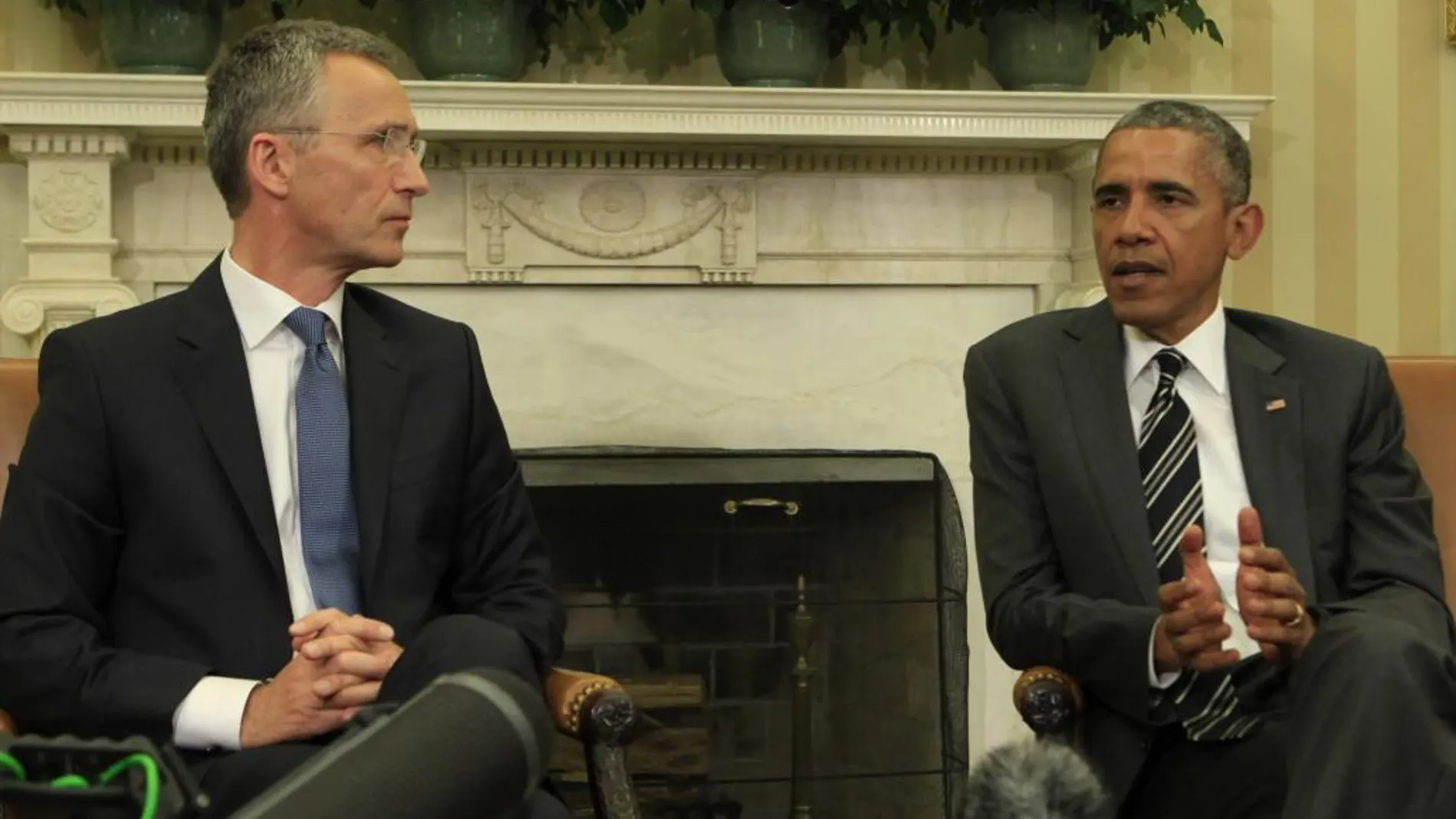 El presidente de Estados Unidos, Barack Obama, mantiene una reunión con el secretario general de la OTAN, Jens Stoltenberg, en el Despacho Oval de la Casa Blanca