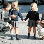 Aunque en la catedral de Santiago, y tras dar el tradicional abrazo al Santo, el Papa tendrá un encuentro con niños gallegos, ya en el aeropuerto de Lavacolla le estarán esperando las Infantas Leonor y Sofía, que acompañarán a los Príncipes de Asturias