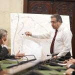 Zoido presidiendo la reunión diaria de seguimiento de la huelga.