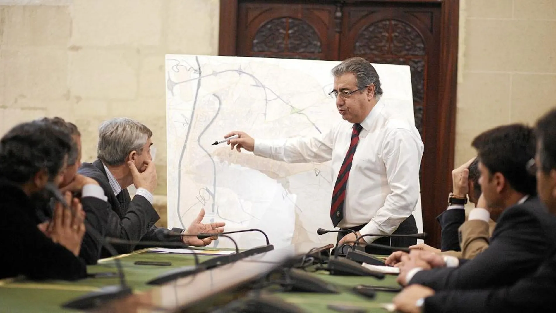 Zoido presidiendo la reunión diaria de seguimiento de la huelga.