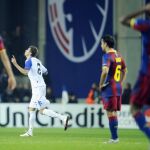 El jugador Claudemir (c) del Copenhague celebra tras su anotación ante el Barcelona