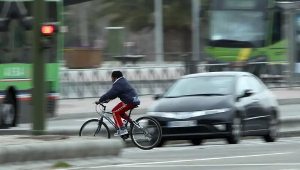 La DGT obliga a los ciclistas a circular con luces y reflectantes