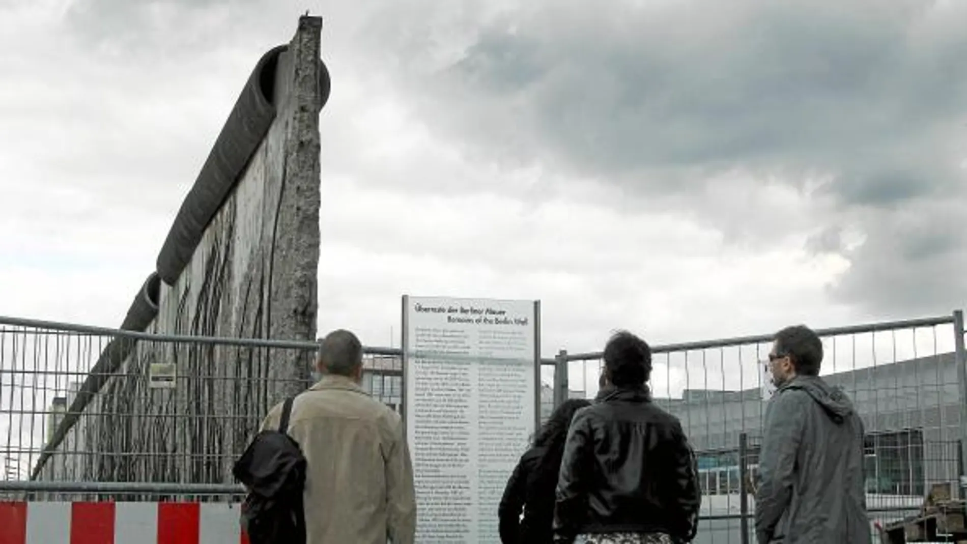 Los turistas miran una parte del muro de Berlín, zona que desde hoy acoge el centro «Topografía del terror»