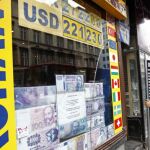 Una oficina de cambio de divisas en Budapest/Ap