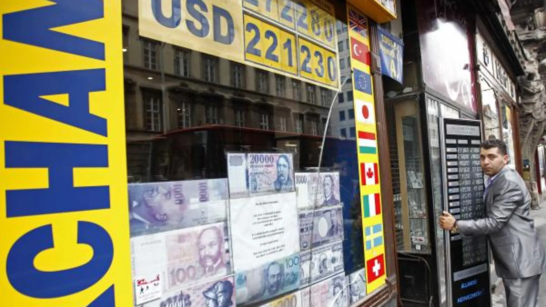 Una oficina de cambio de divisas en Budapest/Ap