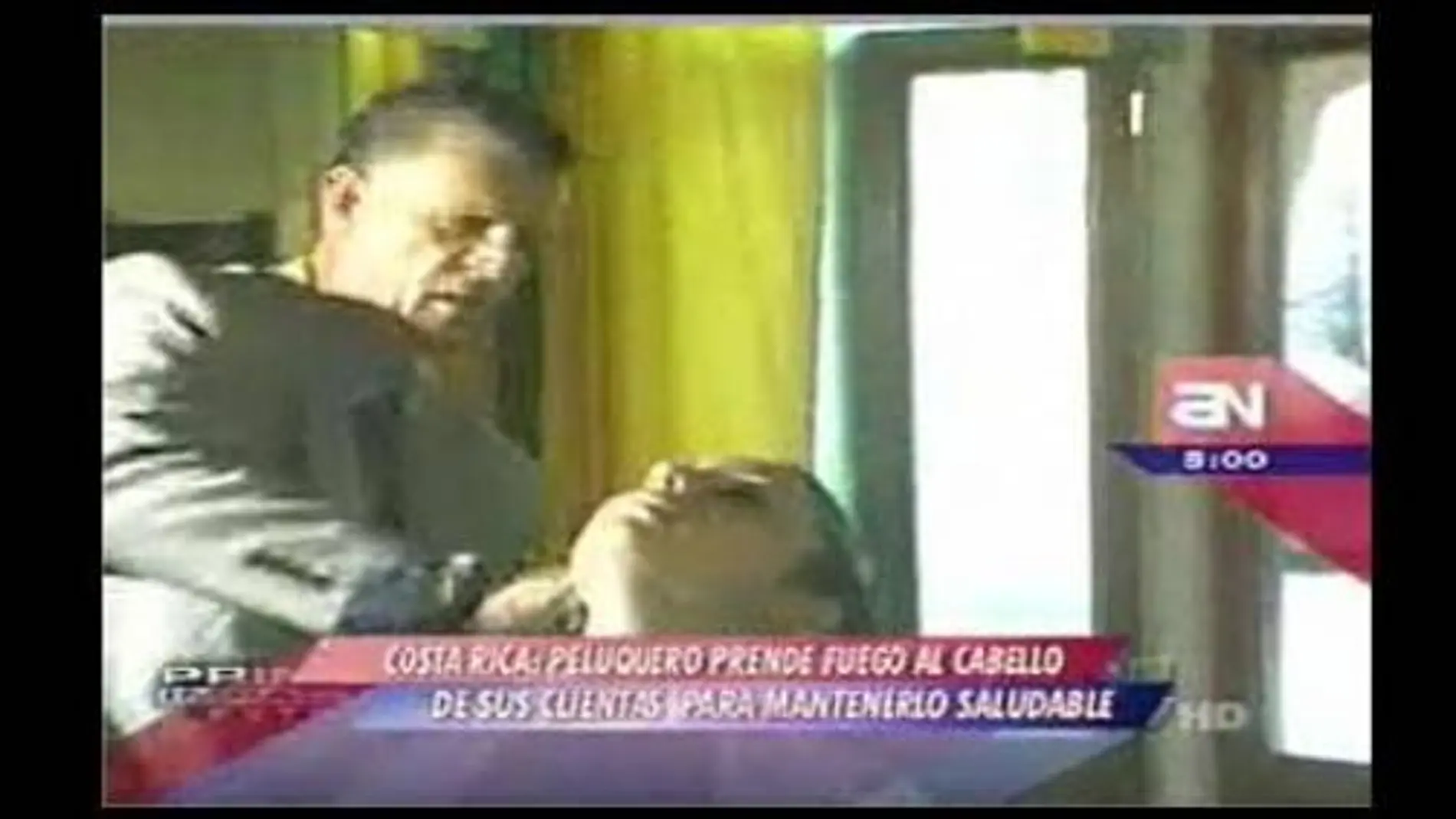 Soplete, te necesito: el estilista que arregla el pelo con fuego