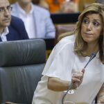 La presidenta de la Junta de Andalucía en funciones, Susana Díaz, emite su voto desde el escaño en la tercera votación para su investidura