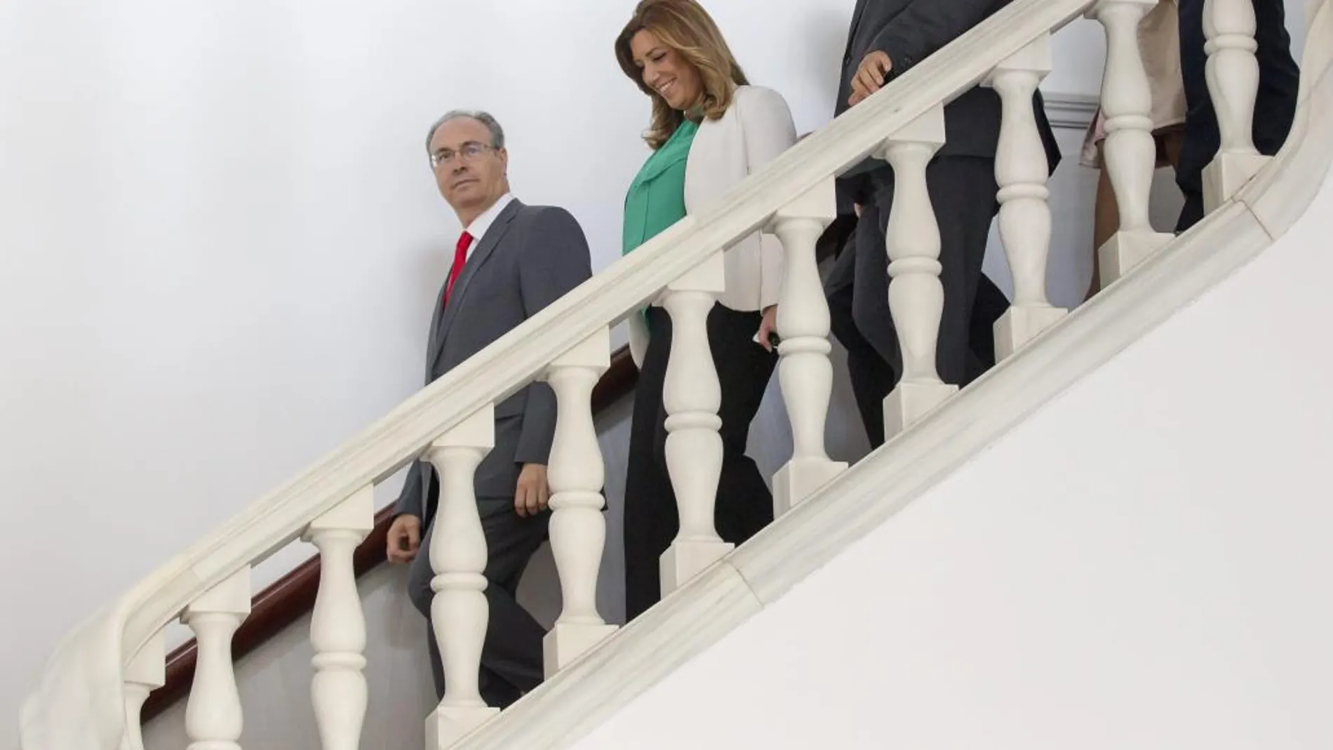 La presidenta de la Junta de Andalucía en funciones, Susana Díaz, y el recién elegido presidente del Parlamento, Juan Pablo Durán (i), en el Parlamento andaluz en Sevilla