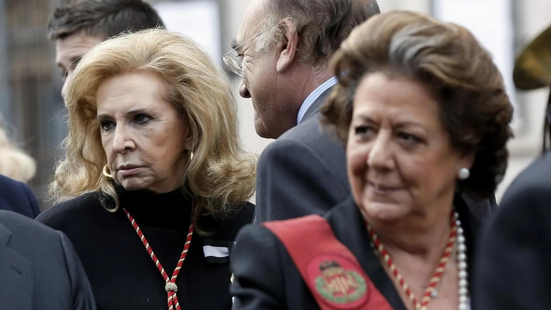 La concejala de Cultura del Ayuntamiento de Valencia, Mairen Beneyto), junto a la alcaldesa Rita Barberá, en la procesion de San Vicent