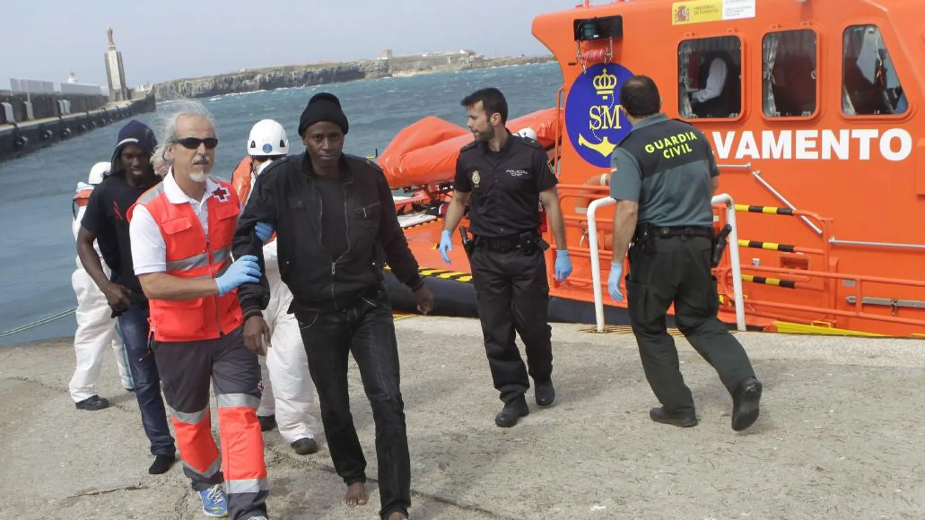Llegada al puerto de Tarifa de algunos de los 36 inmigrantes subsaharianos que han sido rescatados hoy cuando intentaban alcanzar las costas españolas