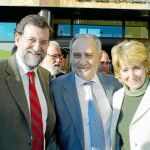 Mariano Rajoy junto con Esperanza Aguirre y el alcalde de Móstoles, Esteban Parro