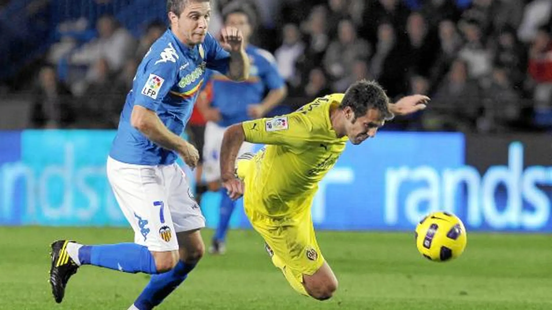 Joaquín y Marchena pelean por el balón, en una acción en la que parece que el villarrealense tiene ventaja a la hora de despejar