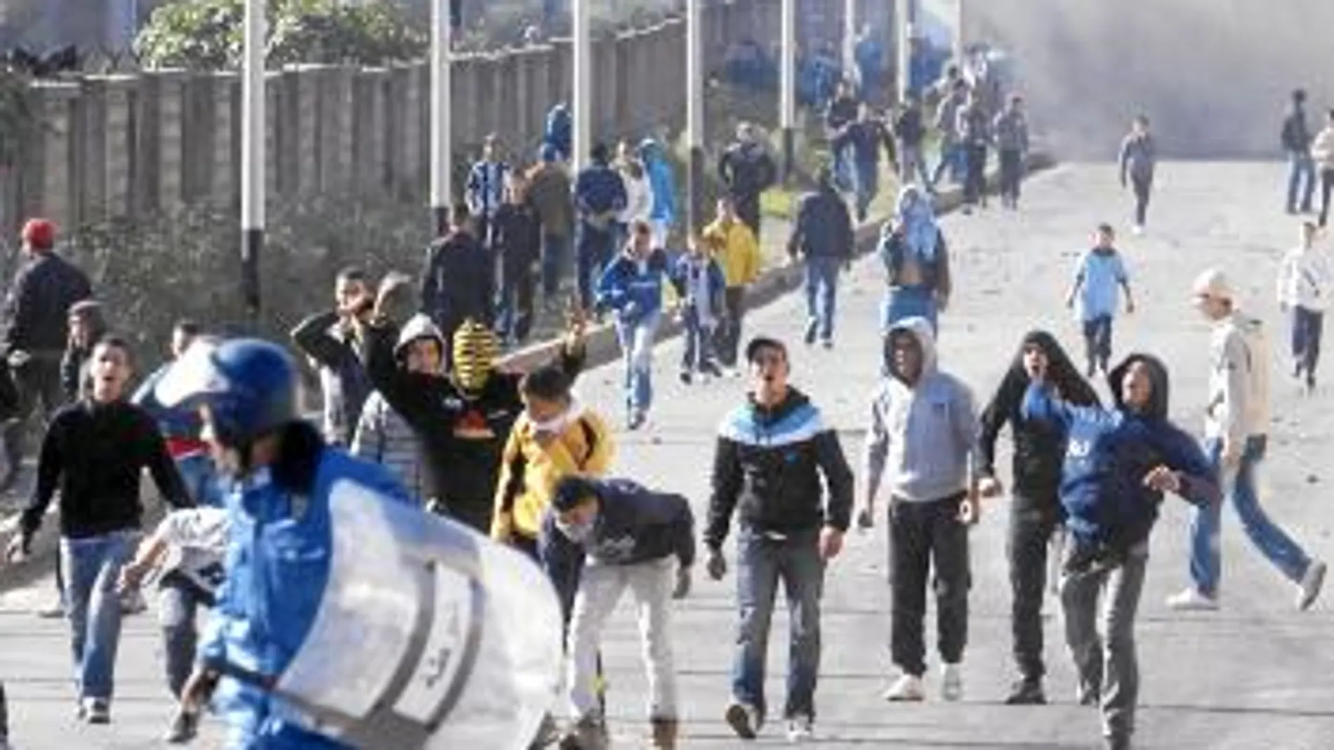 Jóvenes argelinos se enfrentan ayer a la Policía en las calles de Argel