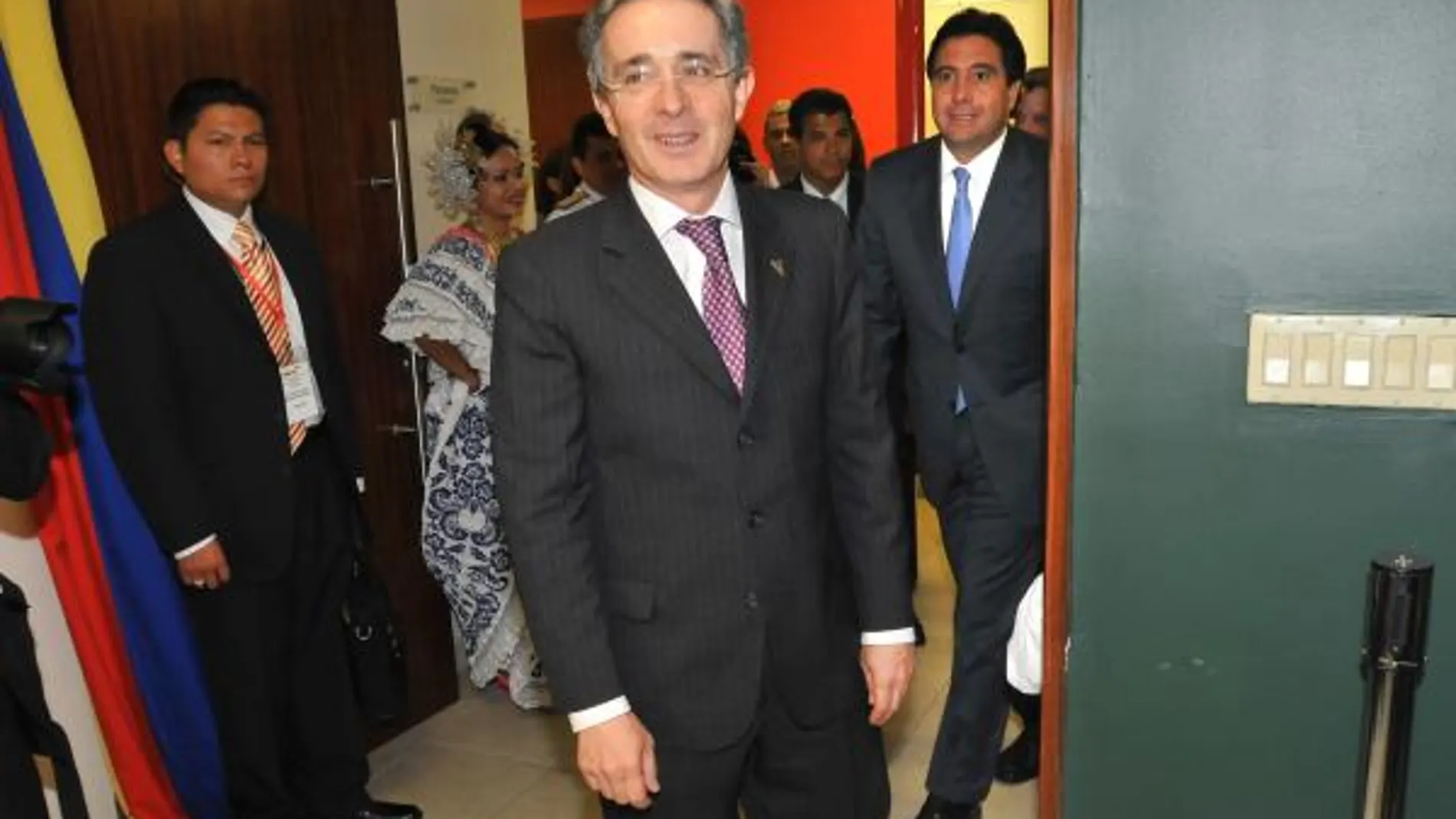 Los presidentes de Colombia, Álvaro Uribe (c); y Panamá, Martín Torrijos (atrás)