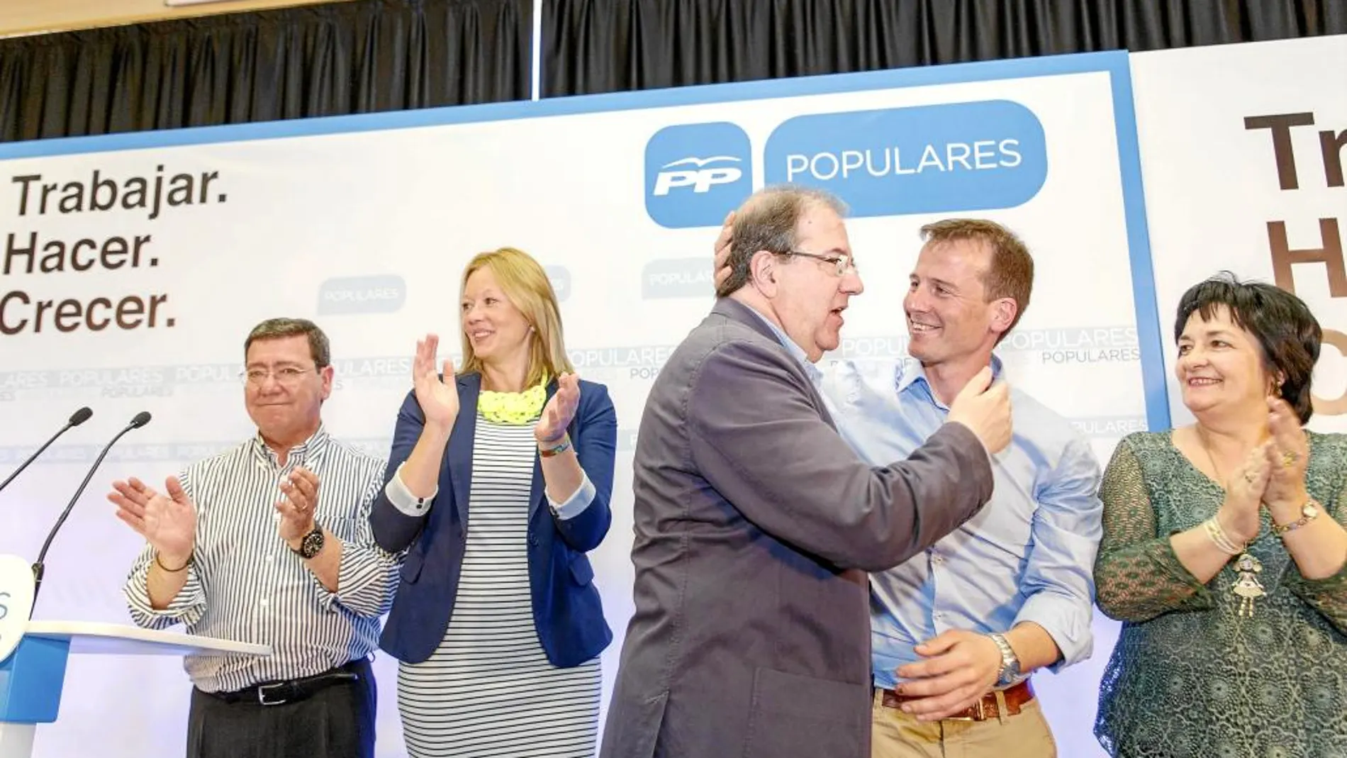 Herrera saluda al candidato a la alcaldía de Miranda de Ebro, Borja Suárez, ante el presidente del PP burgalés, César Rico