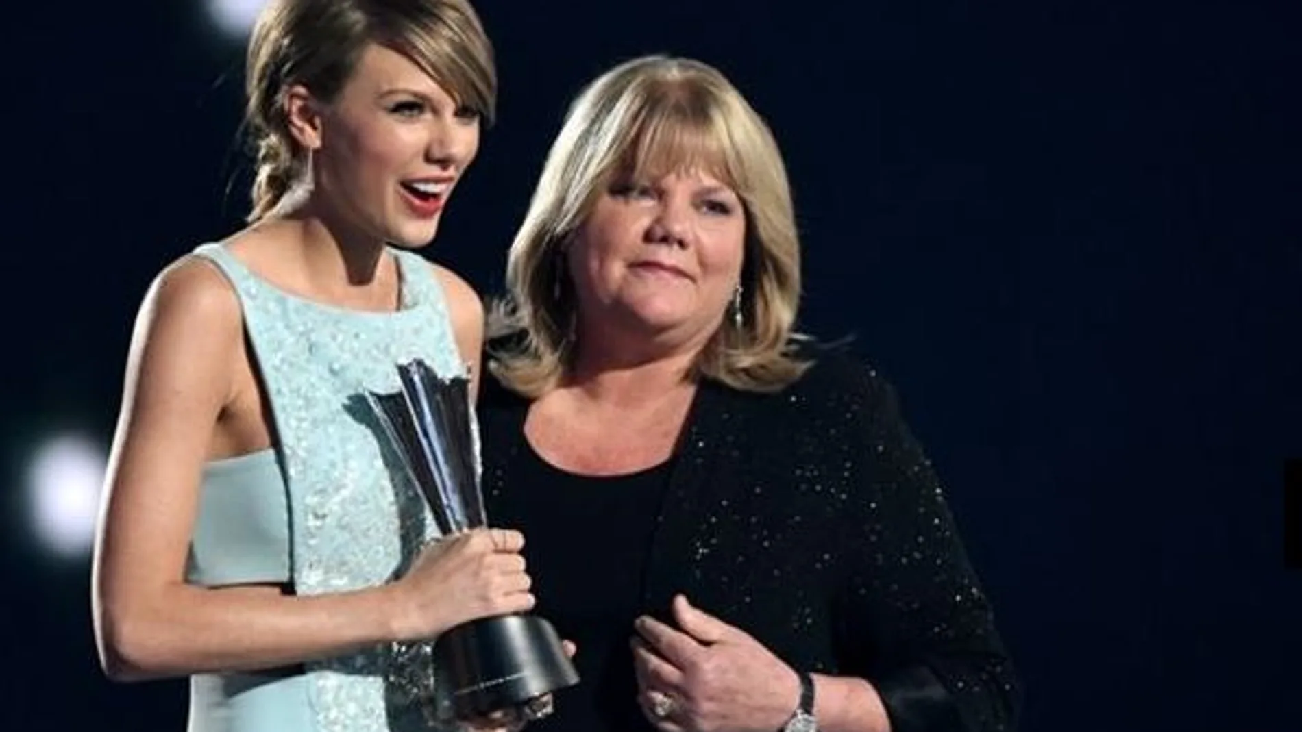 Taylor Swift y Andrea, su madre, en la entrega de los Academy of Country Music Awards