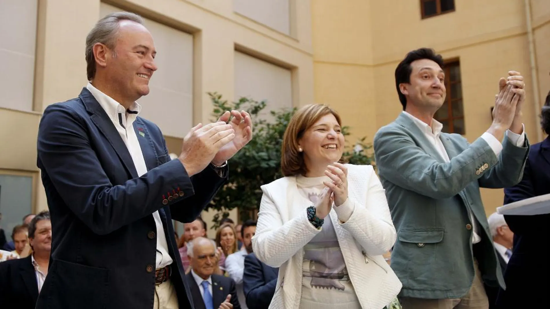 El presidente del PP de la Comunitat Valenciana, Alberto Fabra, la coordinadora general del PPCV, Isabel Bonig, y el presidente del partido en la provincia, Vicente Betoret (d).