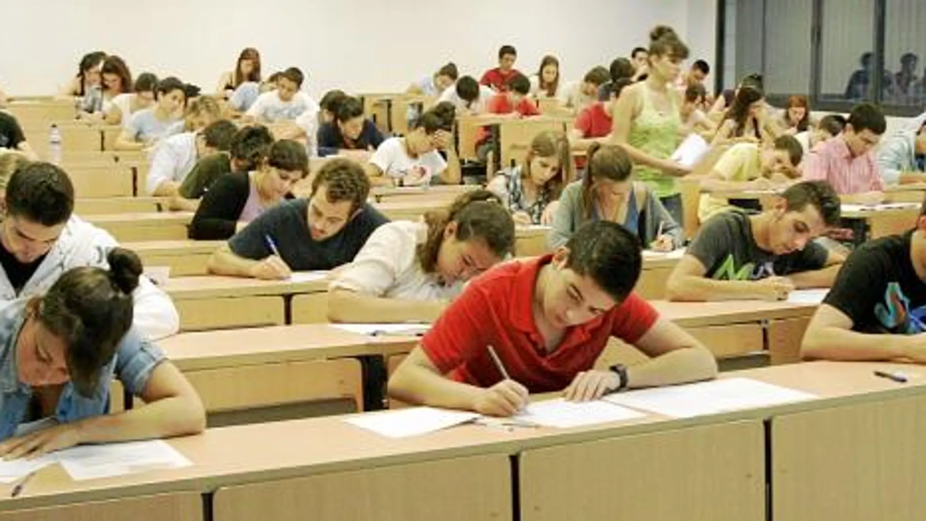 Jóvenes estudiantes realizan uno de los exámenes de la prueba de Selectividad.