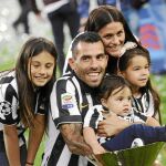 Feliz en Italia tras triunfar en Argentina, Brasil e Inglaterra, Carlos Tévez posa con su mujer y sus hijos