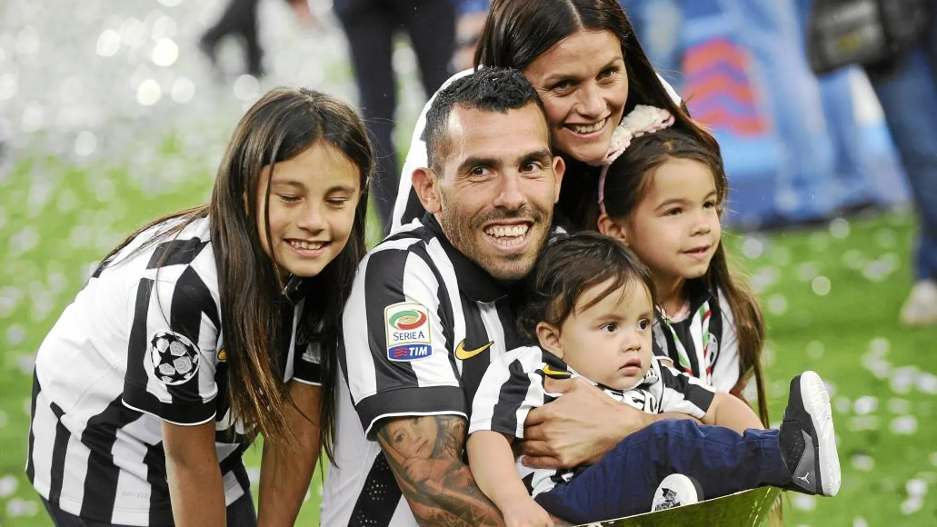 Feliz en Italia tras triunfar en Argentina, Brasil e Inglaterra, Carlos Tévez posa con su mujer y sus hijos