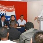 Antonio Hernando imparte una conferencia en Panamá en presencia de Jaime Martínez-Acha, primero por la izquierda