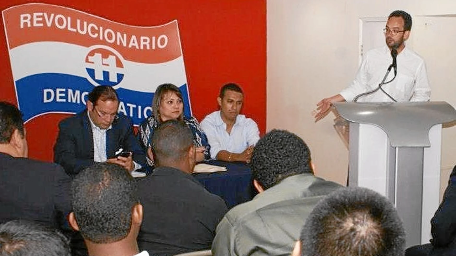 Antonio Hernando imparte una conferencia en Panamá en presencia de Jaime Martínez-Acha, primero por la izquierda