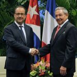 El presidente de Francia, Francois Hollande,(i), y el presidente de Cuba, Raul Castro, se saludan en el palacio de la revoluvión en La Habana