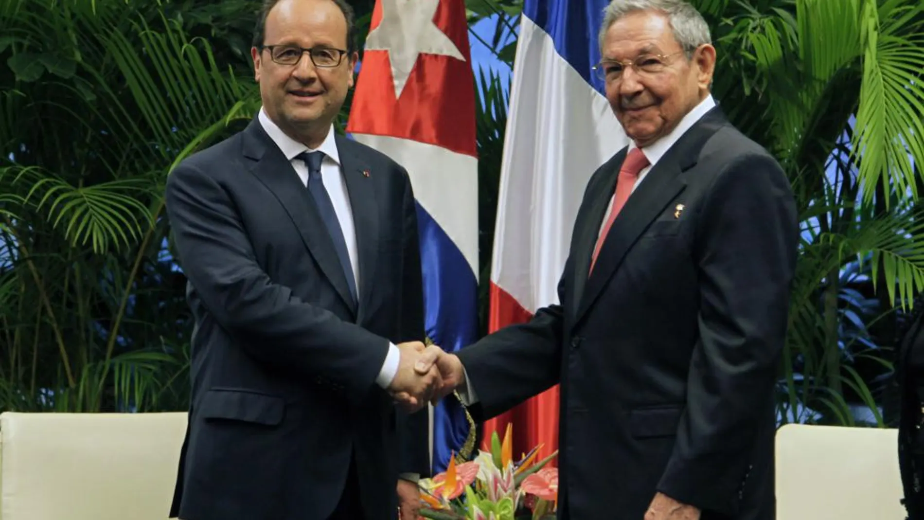 El presidente de Francia, Francois Hollande,(i), y el presidente de Cuba, Raul Castro, se saludan en el palacio de la revoluvión en La Habana