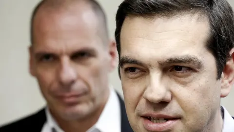 El ex ministro de Finanzas griego Yanis Varufakis y su viejo aliado político, Alexis Tsipras