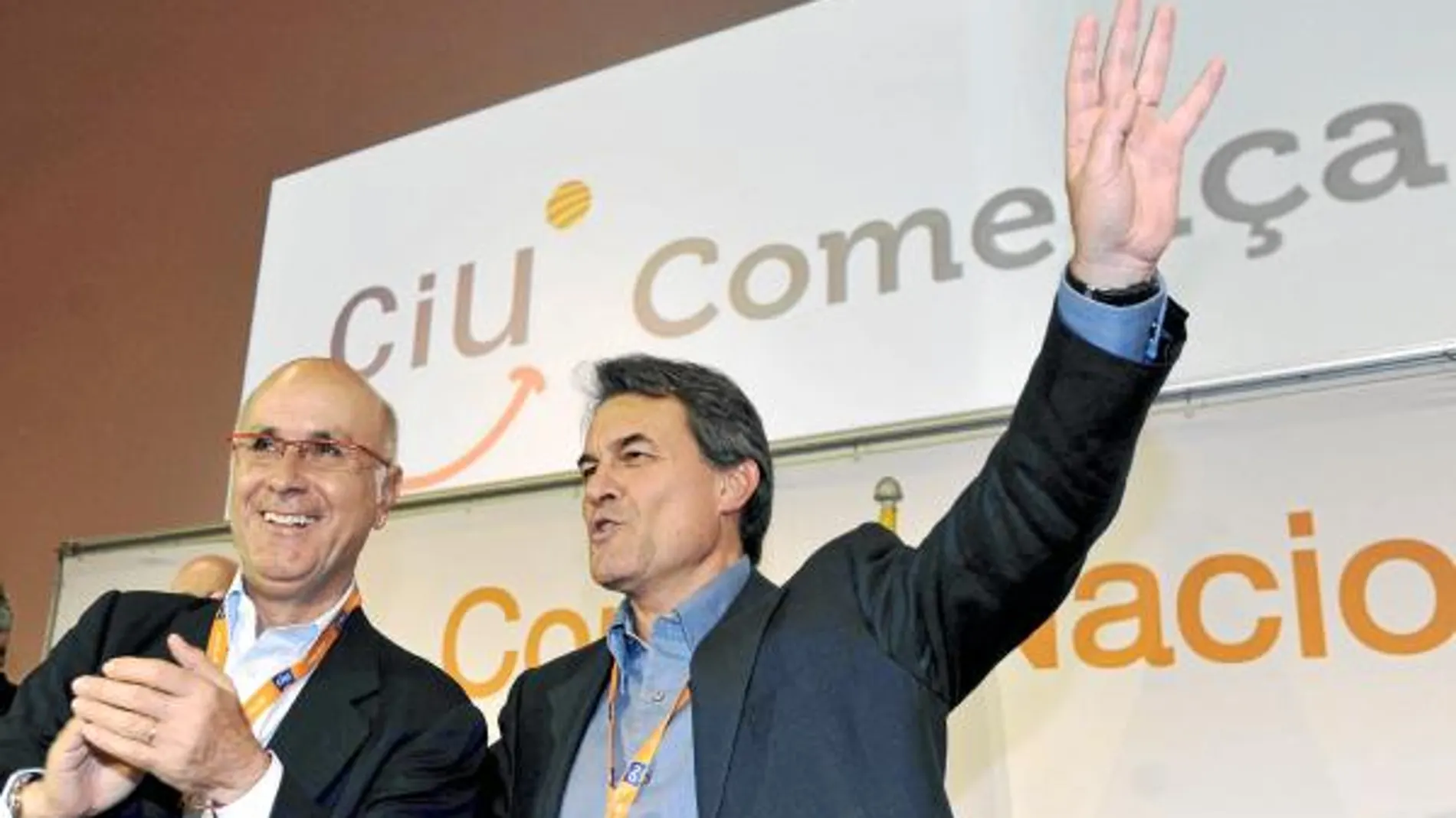 El secretario general de CiU, Josep Antoni Duran Lleida, y el líder de CiU, Artur Mas, ayer en Lloret de Mar
