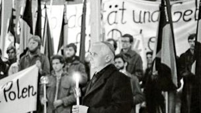 El 24 de marzo de 1977 Ratzinger fue consagrado arzobispo de Múnich y Freising y como tal presidió numerosas vigilias de oración, como la de la imagen, en 1981, por los perseguidos en Polonia