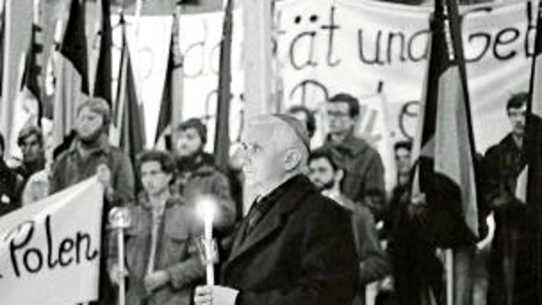 El 24 de marzo de 1977 Ratzinger fue consagrado arzobispo de Múnich y Freising y como tal presidió numerosas vigilias de oración, como la de la imagen, en 1981, por los perseguidos en Polonia