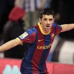El delantero del FC Barcelona David Villa (i) celebra su gol ante el Deportivo de La Coruña