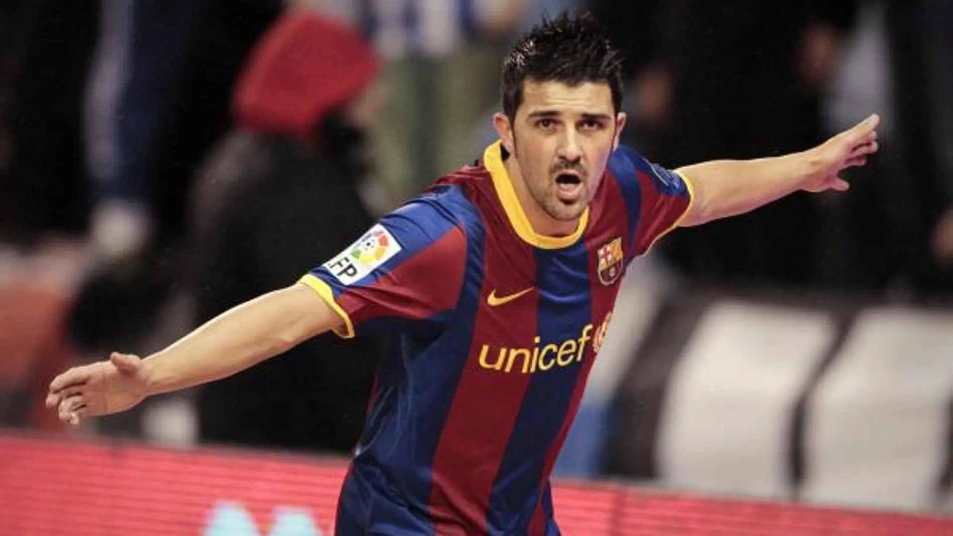 El delantero del FC Barcelona David Villa (i) celebra su gol ante el Deportivo de La Coruña