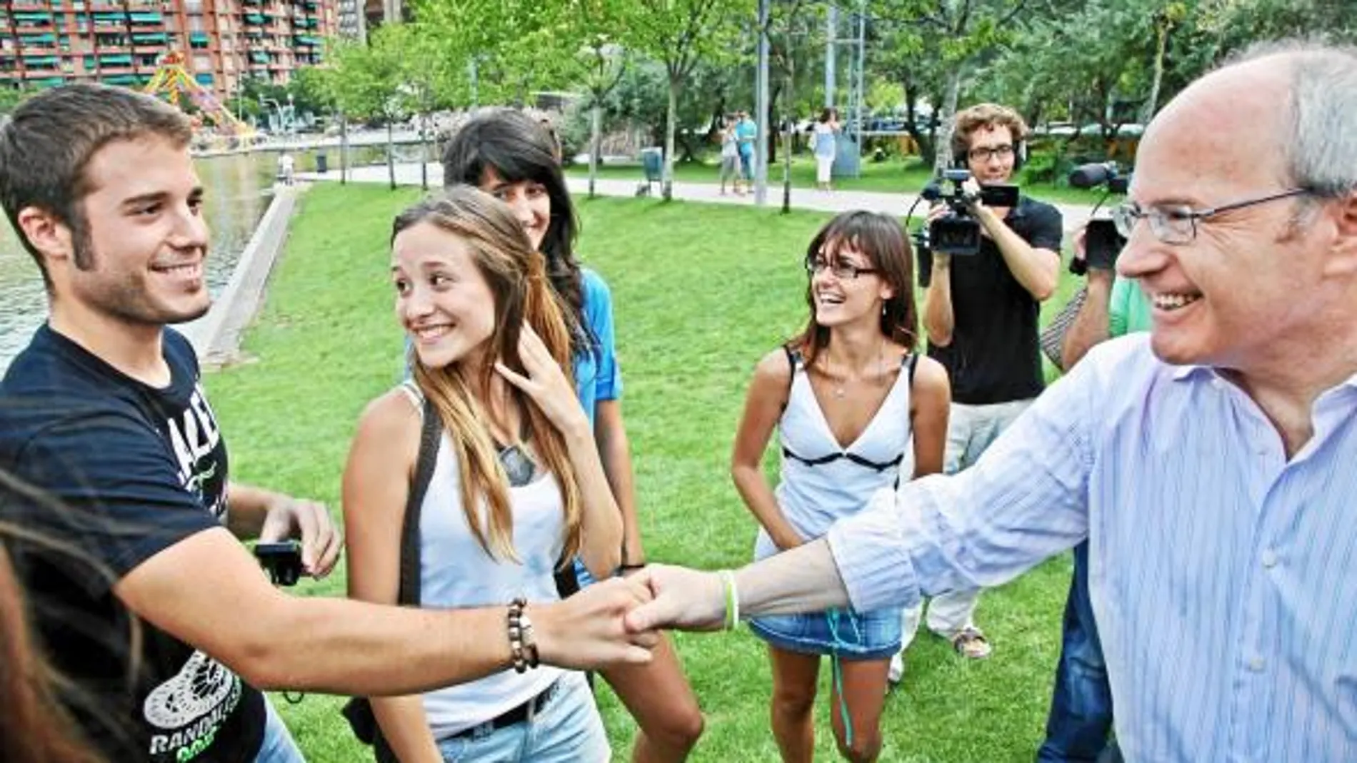 Montilla, ayer, con un grupo de jóvenes en la Fiesta Mayor de Sabadell