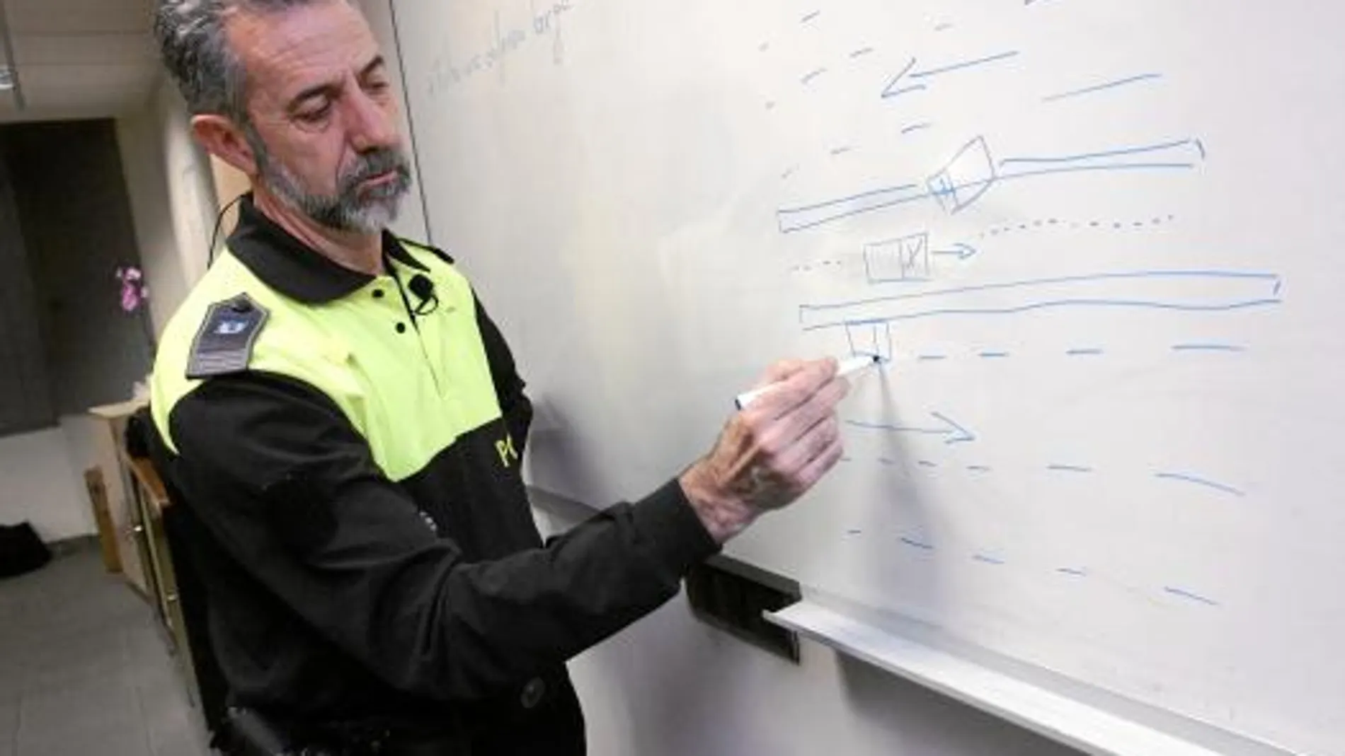 Faustino Domínguez explica ayer la secuencia del rescate, en el centro de la Policía Municipal donde trabaja